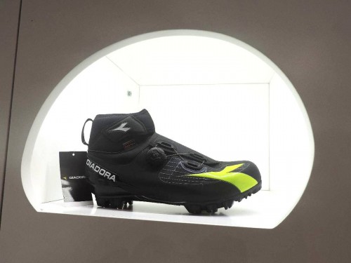 La Diadora Polarex Plus è la scarpa offroad per le basse temperature. La chiusura addotta il sistema BOA e la suola sfrutta la tecnologia Multiped. Il prezzo al pubblico è di 189€