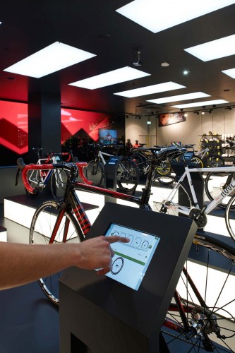 La configurazione della bici è possibile grazie ai 20 tablet disseminati nel negozio.