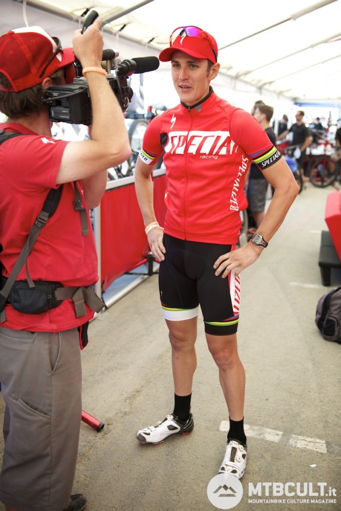 Kulhavy durante un'intervista nello stand Specialized, lo stesso che segue gli atleti durante le prove di Coppa del mondo