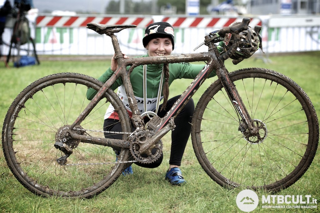 Oltre al secondo posto ai mondiali di ciclocross, Eva Lechner ha riportato anche un terzo posto nella prova di Coppa a Roma. Eccola con la sua Colnago ancora infangata.