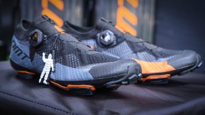 Scarpe DMT KM1: tomaia "Engineered Knit" a prova di top rider