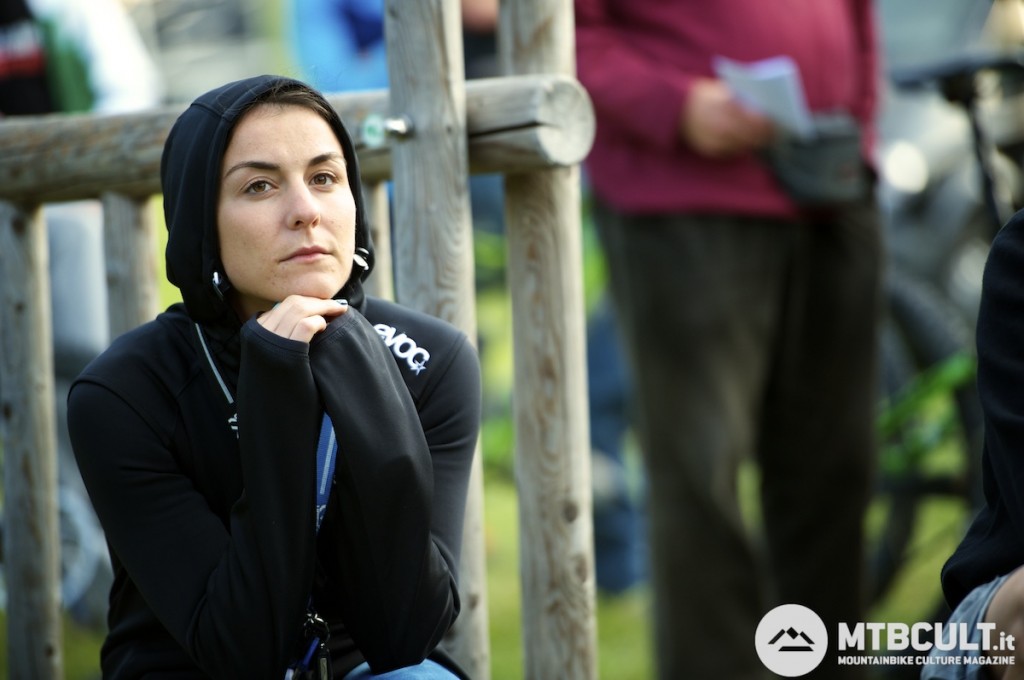 Valentina Macheda insieme a Chiara Pastore è una delle poche italiane al via. Manuel Ducci, il suo compagno, ci ha fatto riflettere su un dato: domani potrebbero vedersi un gran numero di rider poco conosciuti nei primi posti. Sono quelli che vengono ad Allos da anni e conoscono il percorso come pochi altri.