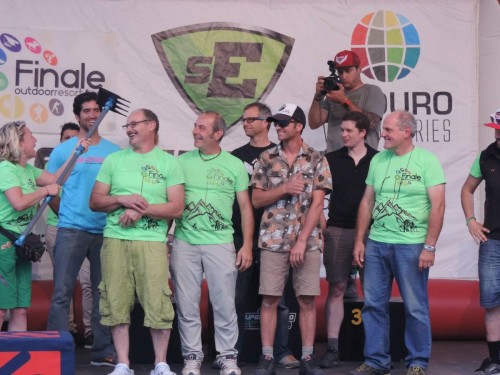 Lo staff del CIPS sul palco di Finale Ligure ritira il riconoscimento speciale ottenuto dall'Enduro World Series.