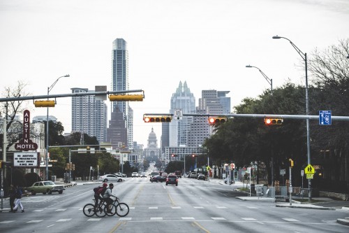 Austin, in Texas, è conosciuta per un sacco di cose: musica dal vivo, barbecue, e i Longhorns. In effetti, abbiamo trovato tutto ciò, ma abbiamo anche trovato una città a misura di bicicletta, con una rete di sentieri piccola ma di qualità.