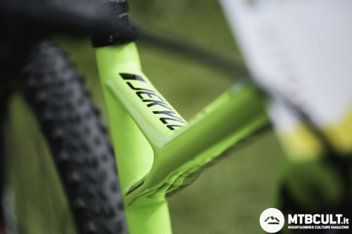 I particolari salienti della bici sono i medesimi della versione precedente. Che sia questa la colorazione ufficiale delle Cannondale Jekyll 2016?