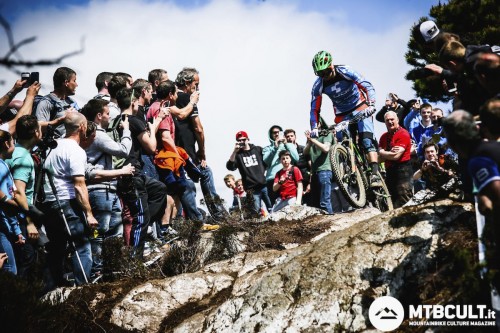 Ecco Greg Callaghan, l'irlandese che ha stravinto la seconda prova dell'Enduro World Series. Il tifo che ha avuto è senza precedenti. Un gran numero di persone si sono schierate lungo il tracciato per sostenerlo. Mai vista una cosa del genere.