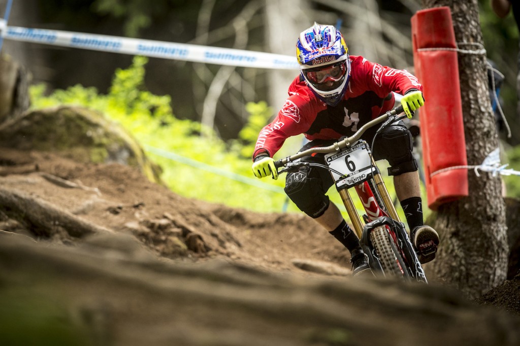 Aaron Gwin in azione in Val di Sole.