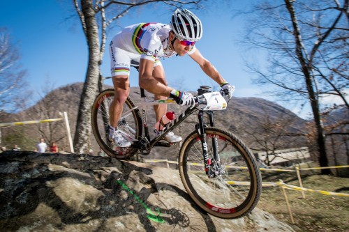 Nino Schurter ha dominato le rocce del Monte Tamaro