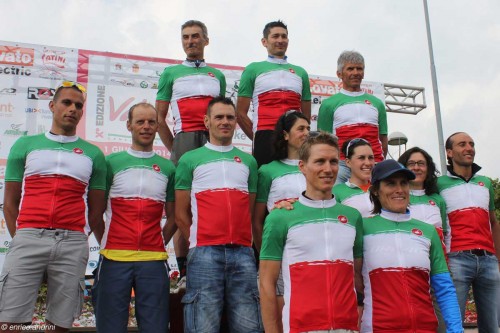 Foto di gruppo con tutti i campioni italiani della lunga distanza.