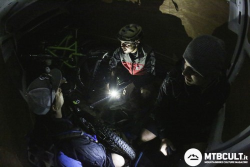 Insieme a Ben Cruz e Marco Osborne dentro al van per un trasferimento. Serve una luce...  Foto di Jeremie Reuiller