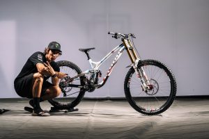 DH in Val di Sole: le bici customizzate degli atleti...