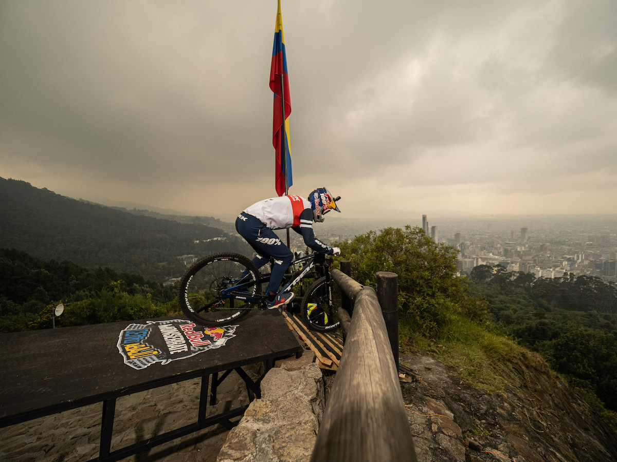 Red Bull Cerro Abajo L Urban Downhill Pi Lunga Al Mondo Mtbcult It